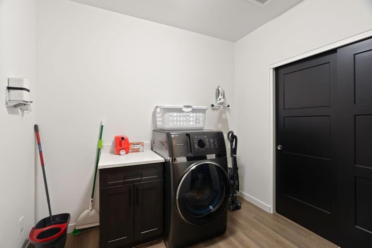 Stunning 3-bed Retreat In The Heart Of Downtown Apartment *